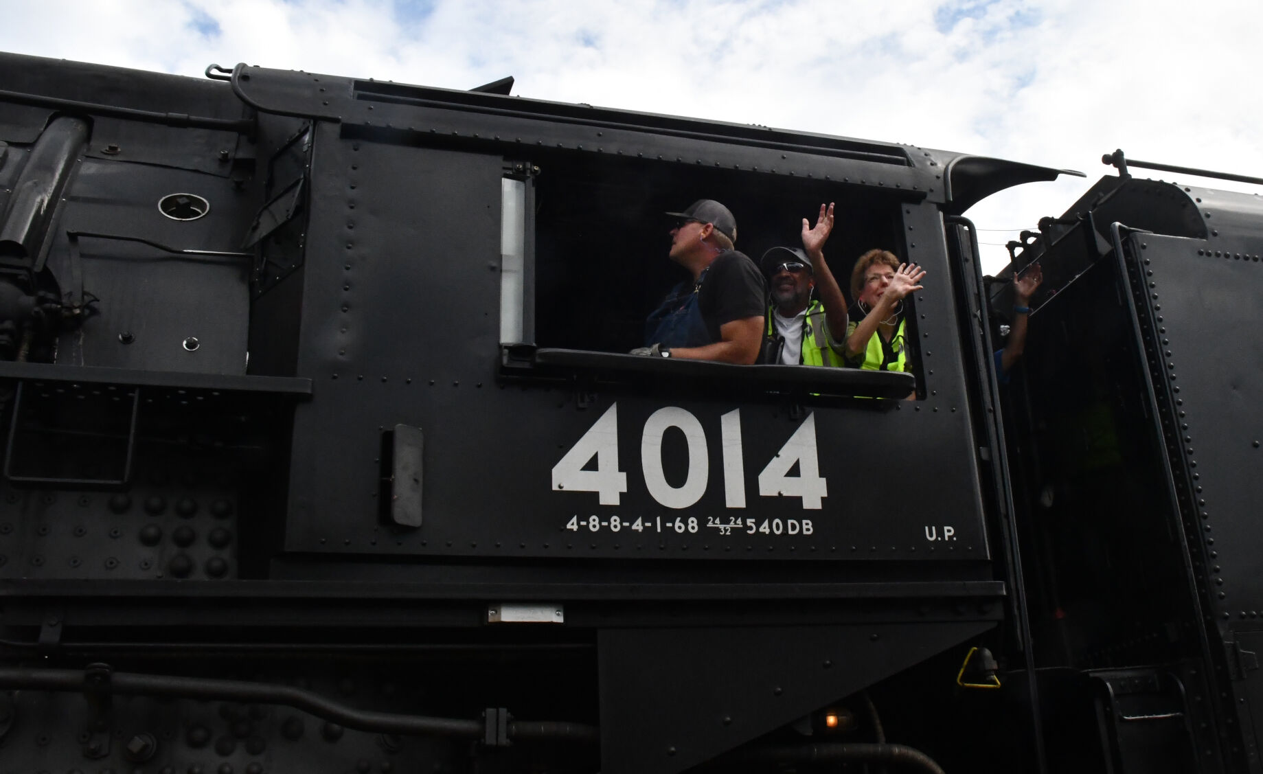 Mayors Herb Adams and Sandy Lucy wave